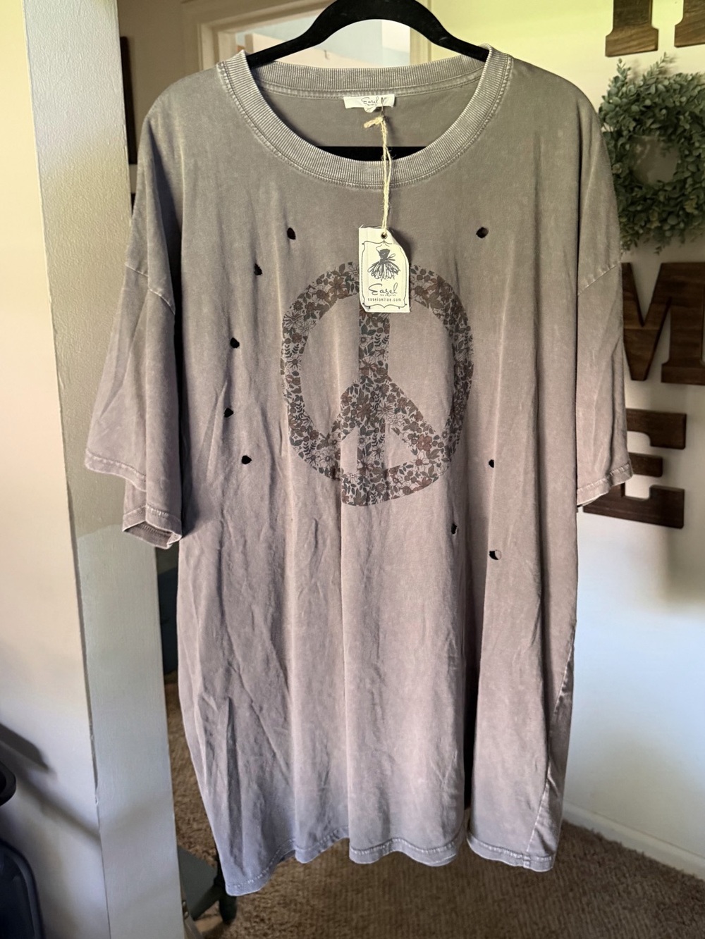 easel Charcoal Gray Distressed Peace Tee Size L